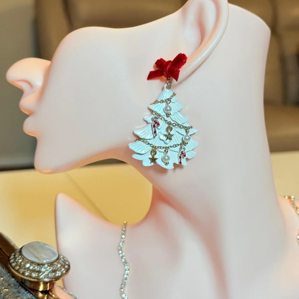 Red and White Christmas Tree Earrings.